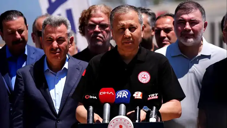 Yerlikaya: İzmir Yangını Mağdurlarına 16 Milyon TL Destek Yerlikaya: İzmir Yangını Mağdurlarına 16 Milyon TL Destek